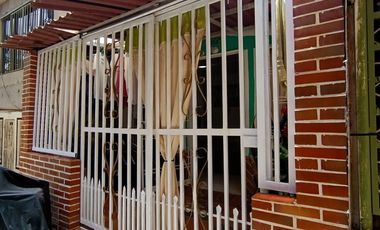 SE VENDE CASA EN ESTORAQUES