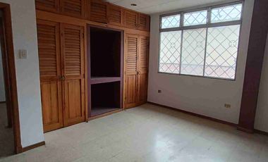 Casa de venta en Urdesa Central de 5 dormitorios - Guayaquil Ecuador