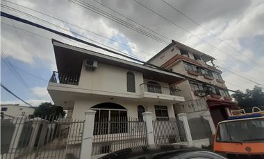 Casa de venta en Urdesa Central de 5 dormitorios - Guayaquil Ecuador