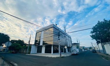 SE ALQUILA EDIFCIO CORP. UBICADO EN EL  Sector La California, Portoviejo