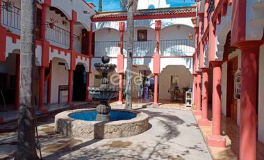 Inmueble con 6 suites, terraza y patio central en El Salto