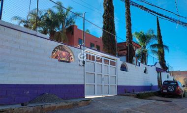 Inmueble con 6 suites, terraza y patio central en El Salto