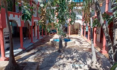 Inmueble con 6 suites, terraza y patio central en El Salto