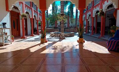 Inmueble con 6 suites, terraza y patio central en El Salto