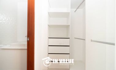 DPTO EN 1ER PISO / 4 DORM C/U CON BAÑO / FRENTE A PARQUE
