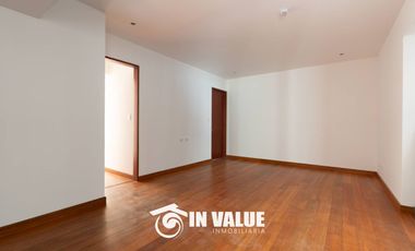 DPTO EN 1ER PISO / 4 DORM C/U CON BAÑO / FRENTE A PARQUE