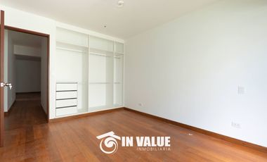 DPTO EN 1ER PISO / 4 DORM C/U CON BAÑO / FRENTE A PARQUE