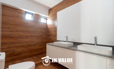 DPTO EN 1ER PISO / 4 DORM C/U CON BAÑO / FRENTE A PARQUE