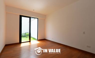 DPTO EN 1ER PISO / 4 DORM C/U CON BAÑO / FRENTE A PARQUE