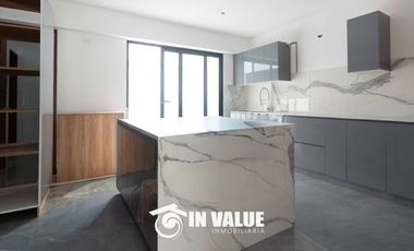 DPTO EN 1ER PISO / 4 DORM C/U CON BAÑO / FRENTE A PARQUE