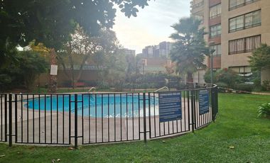 Macul, Venta de un espacioso departamento con bajo gastos comunes inserto en amplias áreas verdes.