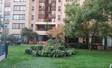 Macul, Venta de un espacioso departamento con bajo gastos comunes inserto en amplias áreas verdes.