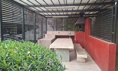 Macul, Venta de un espacioso departamento con bajo gastos comunes inserto en amplias áreas verdes.