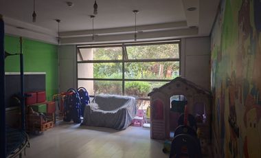 Macul, Venta de un espacioso departamento con bajo gastos comunes inserto en amplias áreas verdes.