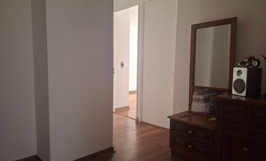 Macul, Venta de un espacioso departamento con bajo gastos comunes inserto en amplias áreas verdes.