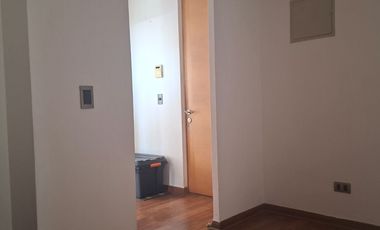 Macul, Venta de un espacioso departamento con bajo gastos comunes inserto en amplias áreas verdes.