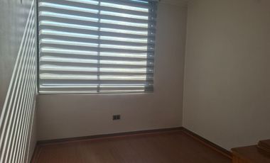 Macul, Venta de un espacioso departamento con bajo gastos comunes inserto en amplias áreas verdes.