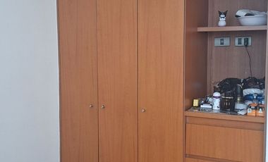 Macul, Venta de un espacioso departamento con bajo gastos comunes inserto en amplias áreas verdes.