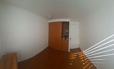 Macul, Venta de un espacioso departamento con bajo gastos comunes inserto en amplias áreas verdes.