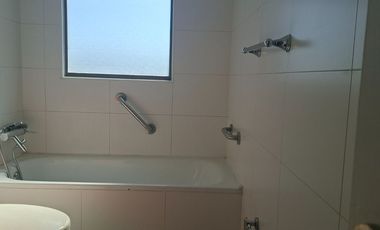 Macul, Venta de un espacioso departamento con bajo gastos comunes inserto en amplias áreas verdes.