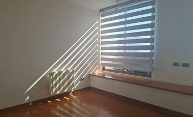 Macul, Venta de un espacioso departamento con bajo gastos comunes inserto en amplias áreas verdes.