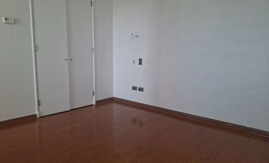 Macul, Venta de un espacioso departamento con bajo gastos comunes inserto en amplias áreas verdes.