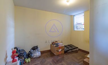 Casa en Venta en Mayorazgo, Ate – 261 m² en Esquina, Perfecta para Inversionistas | Tiene 4 Departamentos Independientes
