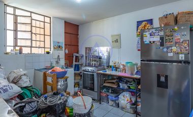Casa en Venta en Mayorazgo, Ate – 261 m² en Esquina, Perfecta para Inversionistas | Tiene 4 Departamentos Independientes
