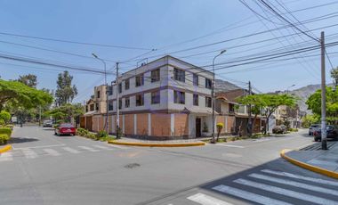 Casa en Venta en Mayorazgo, Ate – 261 m² en Esquina, Perfecta para Inversionistas | Tiene 4 Departamentos Independientes