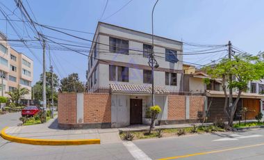 Casa en Venta en Mayorazgo, Ate – 261 m² en Esquina, Perfecta para Inversionistas | Tiene 4 Departamentos Independientes