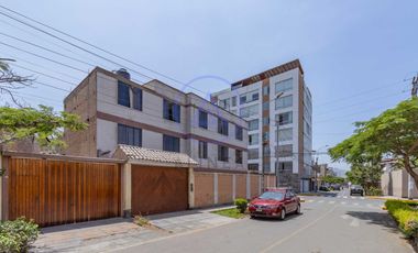 Casa en Venta en Mayorazgo, Ate – 261 m² en Esquina, Perfecta para Inversionistas | Tiene 4 Departamentos Independientes