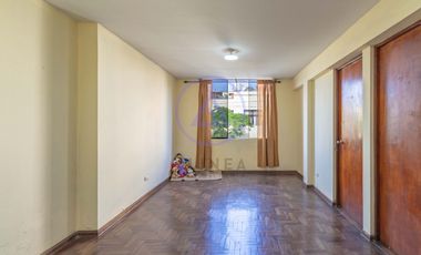Casa en Venta en Mayorazgo, Ate – 261 m² en Esquina, Perfecta para Inversionistas | Tiene 4 Departamentos Independientes