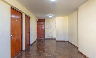 Casa en Venta en Mayorazgo, Ate – 261 m² en Esquina, Perfecta para Inversionistas | Tiene 4 Departamentos Independientes