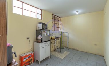 Casa en Venta en Mayorazgo, Ate – 261 m² en Esquina, Perfecta para Inversionistas | Tiene 4 Departamentos Independientes