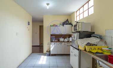 Casa en Venta en Mayorazgo, Ate – 261 m² en Esquina, Perfecta para Inversionistas | Tiene 4 Departamentos Independientes