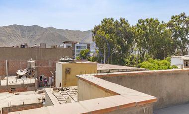 Casa en Venta en Mayorazgo, Ate – 261 m² en Esquina, Perfecta para Inversionistas | Tiene 4 Departamentos Independientes