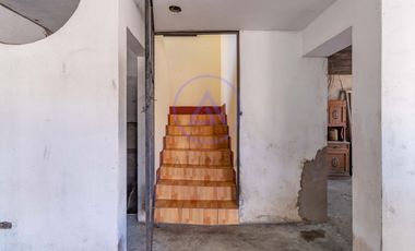 Casa en Venta en Mayorazgo, Ate – 261 m² en Esquina, Perfecta para Inversionistas | Tiene 4 Departamentos Independientes