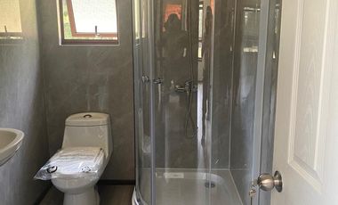Se vende hermosa parcela de media hectárea (5.000 m²) con casa habitacional de 55 m², ideal para vivir o descansar en un entorno tranquilo y natural