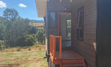 Se vende hermosa parcela de media hectárea (5.000 m²) con casa habitacional de 55 m², ideal para vivir o descansar en un entorno tranquilo y natural