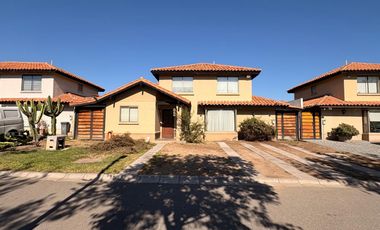 Hermosa Casa (5D-4B-4E) en 350 M2, Condominio Las Rocas, Padre Hurtado.