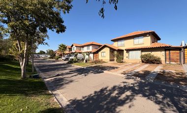 Hermosa Casa (5D-4B-4E) en 350 M2, Condominio Las Rocas, Padre Hurtado.