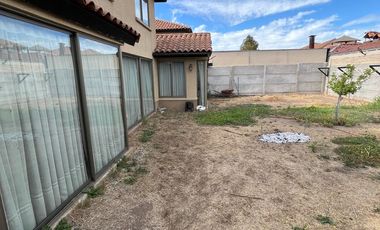 Hermosa Casa (5D-4B-4E) en 350 M2, Condominio Las Rocas, Padre Hurtado.