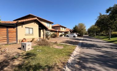 Hermosa Casa (5D-4B-4E) en 350 M2, Condominio Las Rocas, Padre Hurtado.