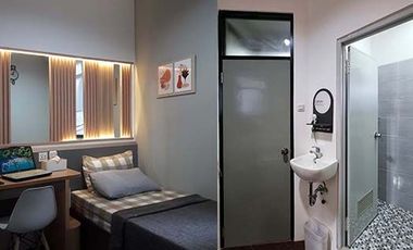 Kamar +Parkir Mobil bisa Bayar /bln,  KM dalam, AC, Smart TV, Waterheater @ Slipi