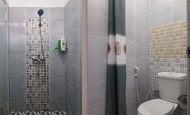 Kamar +Parkir Mobil bisa Bayar /bln,  KM dalam, AC, Smart TV, Waterheater @ Slipi