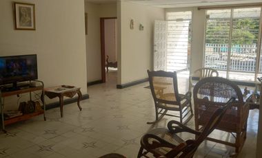 VENDO HERMOSA CASA  CON ESPACIO AÉREO LIBRE EN EL POBLADO ÁREA DE 443 MTS. EXCELENTE UBICACIÓN
