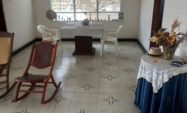 VENDO HERMOSA CASA  CON ESPACIO AÉREO LIBRE EN EL POBLADO ÁREA DE 443 MTS. EXCELENTE UBICACIÓN