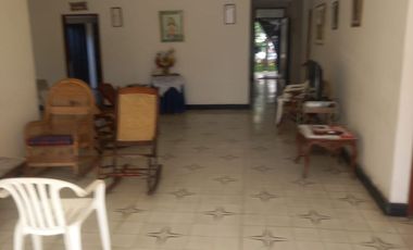 VENDO HERMOSA CASA  CON ESPACIO AÉREO LIBRE EN EL POBLADO ÁREA DE 443 MTS. EXCELENTE UBICACIÓN