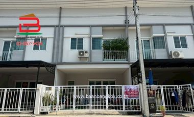 ทาวน์โฮม หมู่บ้าน เดอะ มิราเคิล กาญจนาภิเษก-เอกชัย เนื้อที่ 22.1 ตรว. ใกล้โรงเรียนสารสาสน์วิเทศน์เอกชัย ถนนเอกชัย ตำบลบางน้ำจืด อำเภอเมืองสมุทรสาคร จั