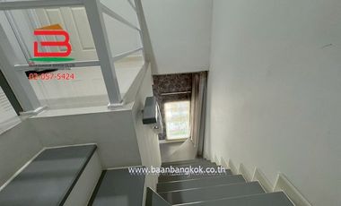 ทาวน์โฮม หมู่บ้าน เดอะ มิราเคิล กาญจนาภิเษก-เอกชัย เนื้อที่ 22.1 ตรว. ใกล้โรงเรียนสารสาสน์วิเทศน์เอกชัย ถนนเอกชัย ตำบลบางน้ำจืด อำเภอเมืองสมุทรสาคร จั